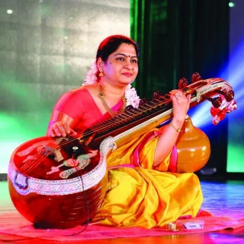 ``உங்களுக்கு வீணை வாசிக்கத் தெரியுமானு ஆச்சர்யப்படுறாங்க!" - நடிகை மீரா கிருஷ்ணனின் இசைப்பயணம்