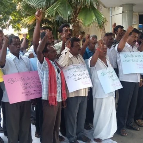 சம்பளப் பாக்கியை தரக்கோரி பி.எஸ்.என்.எல் ஒப்பந்த ஊழியர்கள் பட்டை நாமமிட்டுப் போராட்டம்!