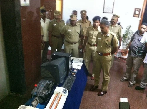 கோவையில் போலி டிரைவிங் லைசென்ஸ் தயாரித்த 8 பேர் கைது (படங்கள்)