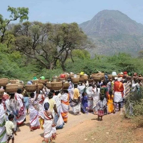 பெண் வேடத்தில் பக்தர்கள்... குழந்தைகளுக்கு வாழையிலைப் படுக்கை... சில விநோத வேண்டுதல்கள்!