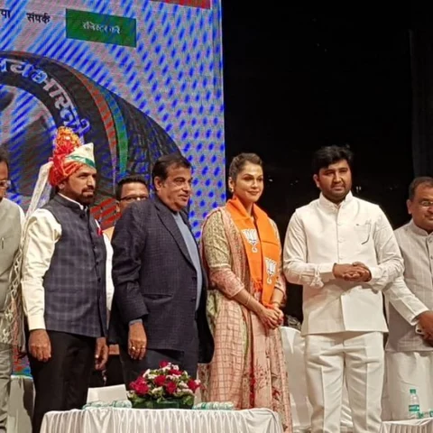 நிதின் கட்கரி முன்னிலையில் பா.ஜ.க-வில் இணைந்த நடிகை இஷா கோபிகர்!