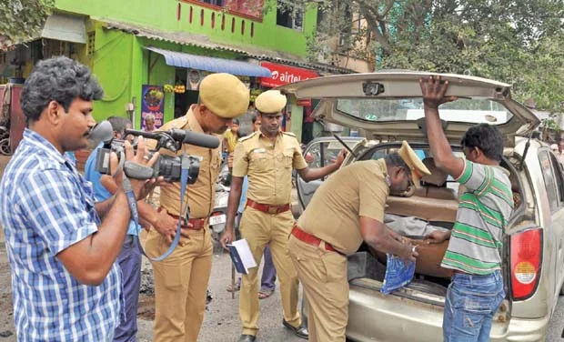 தள்ளிப் போகுமா இடைத்தேர்தல்? டெல்லியில் இன்று அவசர ஆலோசனை