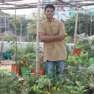 மாடித்தோட்டம் அமைத்து அசத்தும் இன்ஜினீயரிங் மாணவன்!