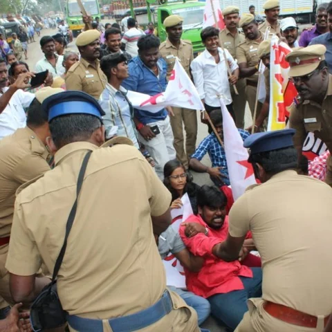 `இருந்த வேலையும் பறிபோயுள்ளது' - பட்டாசு ஆலைகளை திறக்ககோரி சிவகாசியில் மறியல்!