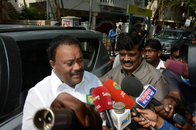 சூழல் வந்துவிட்டது என்கிறார் ஓபிஎஸ்; எந்த பதிலுமில்லை என்கிறார் திண்டுக்கல் சீனிவாசன்
