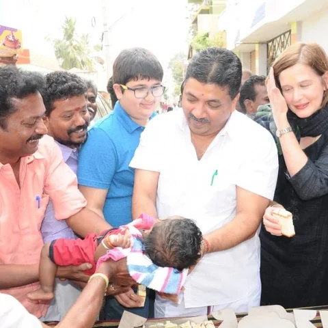 தொகுதி மக்களுடன் புத்தாண்டு கொண்டாடிய தி.மு.க எம்.எல்.ஏ பழனிவேல் தியாகராஜன்!