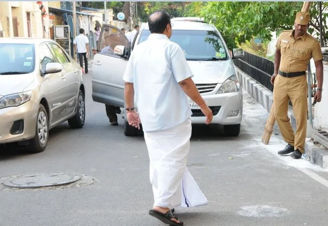 `நான் இன்னும் மீளவில்லை; வாழ்த்த வராதீங்க!' - கருணாநிதி மறைவை நினைத்து கண்கலங்கும் அழகிரி