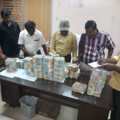 திருச்சியில் நள்ளிரவில் கட்டுகட்டாக சிக்கிய பணம் - அரசு கருவூலத்தில் ஒப்படைப்பு