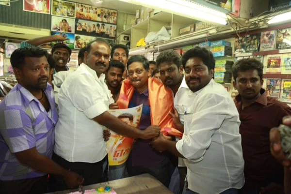 தெறி பாடல்கள் ஹிட் -கேக் வெட்டி கொண்டாடும் விஜய் ரசிகர்கள்