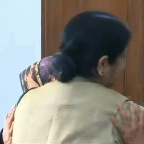 `எல்லாமே சுஷ்மாதான்' - பாகிஸ்தானிலிருந்து விடுதலையான இளைஞரின் தாயார் கண்ணீர்!