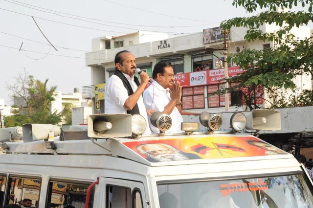 'கண் கலங்கிய கணேசமூர்த்தி; தேற்றிய வைகோ!' - வாக்குச் சேகரிப்பில் நெகிழ்ச்சி
