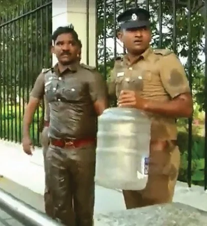 சென்னை டி.ஜி.பி. ஆபீஸ் முன்பு தீக்குளிக்க முயன்ற இரண்டு காவலர்கள் கைது!
