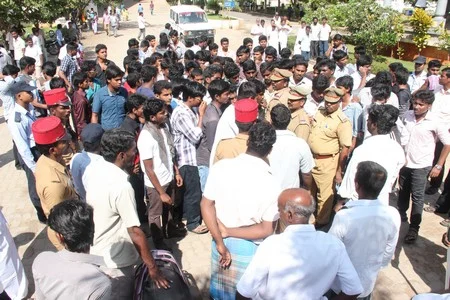 மாணவி தற்கொலை: விரிவுரையாளரை கைது செய்யக் கோரி உறவினர்கள் மறியல் (படங்கள்)