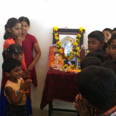 `நம்மாழ்வார் இருந்திருந்தால் எங்க பகுதியை வறட்சியில் இருந்து மீட்டிருப்பார்!'- இளைஞர்கள் உருக்கம்