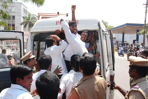 காங்கிரசாரை கைது செய்யக் கோரி மாணவர்கள் போராட்டம் ( படங்கள் )