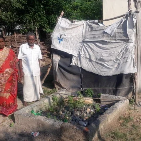 `கழிவறையை கட்டத்தொடங்கிட்டோம்; ஆனா கட்டல!'- லட்சத்தை அ.தி.மு.க-வினர் சுருட்டியதாகப் புகார்