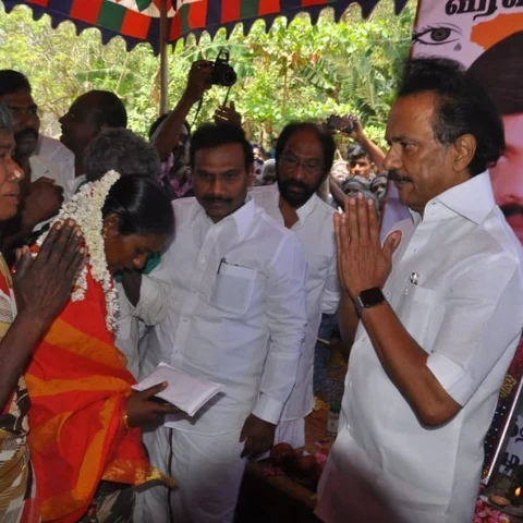 புல்வாமா தாக்குதலில் உயிரிழந்த சிவச்சந்திரனின் குடும்பத்திற்கு ஸ்டாலின் ஆறுதல்