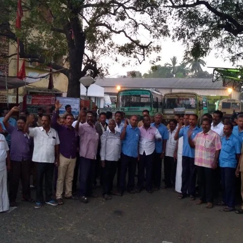 ``தினமும் கூடுதலாக 50 கி.மீ. இயக்க வேண்டும்” - போராட்டத்தில் குதித்த போக்குவரத்து ஊழியர்கள்!