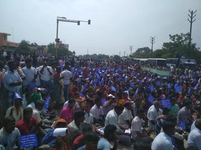 `மத்திய அரசே, அறிவியல் ரீதியான பட்டாசு தயாரிப்பை சொல்லுங்க!'- போராட்டக்காரர்கள் மத்தியில் ராஜேந்திரபாலாஜி முழக்கம்