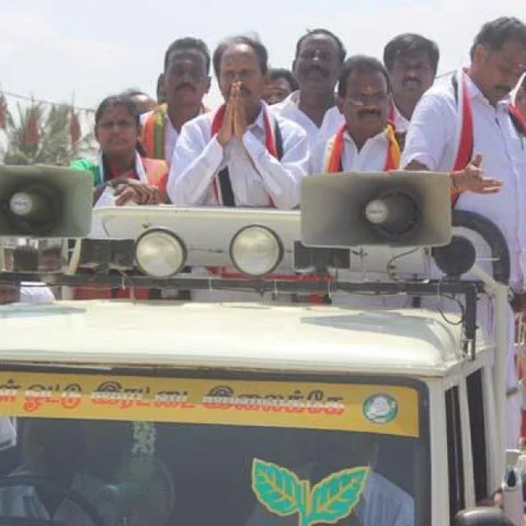 `உங்களுக்காக நாடாளுமன்றத்தில் போராடினேன், டி.வி-யில் பார்த்திருப்பீங்க!'- தம்பிதுரை பிரசாரம்