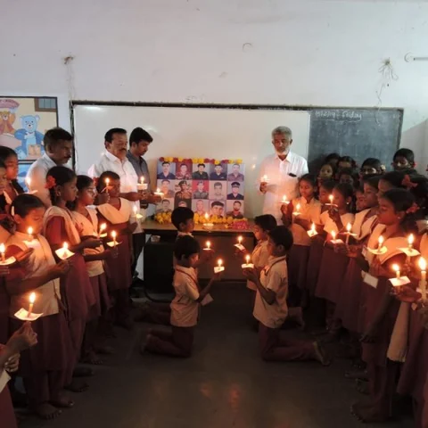 புல்வாமா தாக்குதலில் பலியான ராணுவ வீரர்களுக்குப் பள்ளி மாணவர்கள் அஞ்சலி