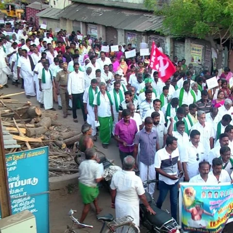`பேரழிப்பு திட்டங்களை ரத்து செய்யுங்கள்!’ - தஞ்சையில் நம்மாழ்வார் முகமூடியுடன் நடத்தப்பட்ட பேரணி