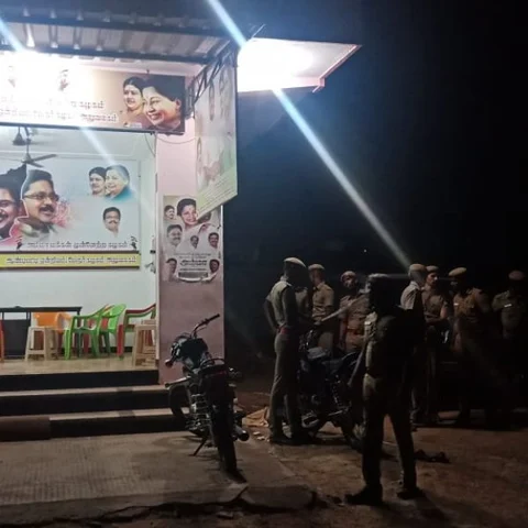 `அதிகாரிகளுடன் தள்ளுமுள்ளு; துப்பாக்கிச் சூடு!' - ஆண்டிபட்டி அ.ம.மு.க அலுவலக களேபரம்