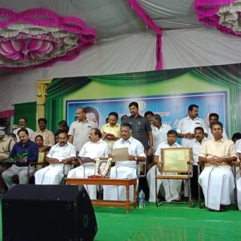 டாஸ்மாக் கடைகளுக்கு நடுவே அரசு கண்காட்சி - அதிருப்தியில் தேனி மக்கள்!