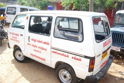 ஆம்புலன்ஸ், ஆட்டோ உடைப்பு: ராமேஸ்வரத்தில் மீண்டும் பதற்றம் (படங்கள்)