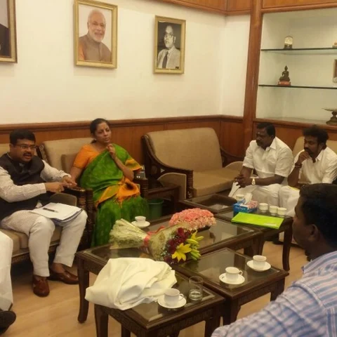 ஹைட்ரோ கார்பன் திட்டம்! நெடுவாசல் போராட்டக் குழுவினரிடம் உறுதியளித்த மத்திய அமைச்சர்