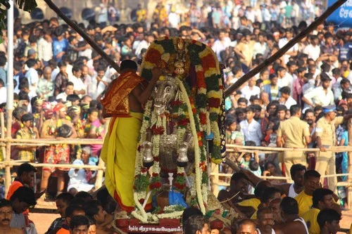 பச்சை பட்டு உடுத்தி வைகையாற்றில் இறங்கினார் கள்ளழகர்
