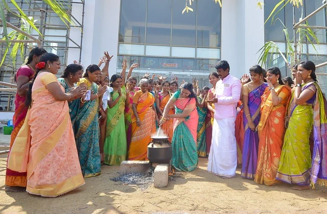 `மாட்டுவண்டி பயணம்; உறியடி போட்டி!’ - பொங்கல் வைத்து தைத்திருநாள் கொண்டாடிய மாணவிகள்