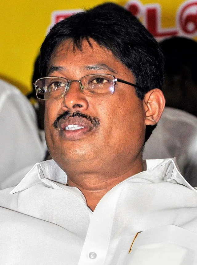 `மூதாட்டியின் நிலத்தை அபகரிக்க முயற்சியா?' - வீரபாண்டி ஆறுமுகம் மகனைச் சுற்றும் சர்ச்சை!