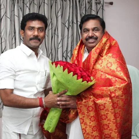 எடப்பாடி, பன்னீரின் ஆசி பெற்ற தேனி மாவட்ட வேட்பாளர்கள்! - நாளை ஊர் திரும்புகிறார்கள்