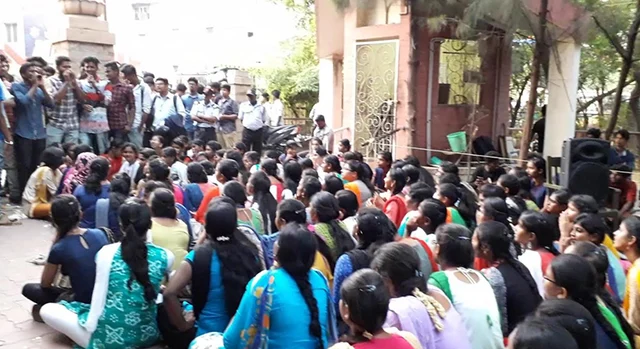 கல்லூரிக்குள் ஒருநாள் உள்ளிருப்புப் போராட்டம் - பொள்ளாச்சி சம்பவத்துக்கு நீதிகேட்டுக் கொந்தளிக்கும் மதுரை மாணவர்கள்