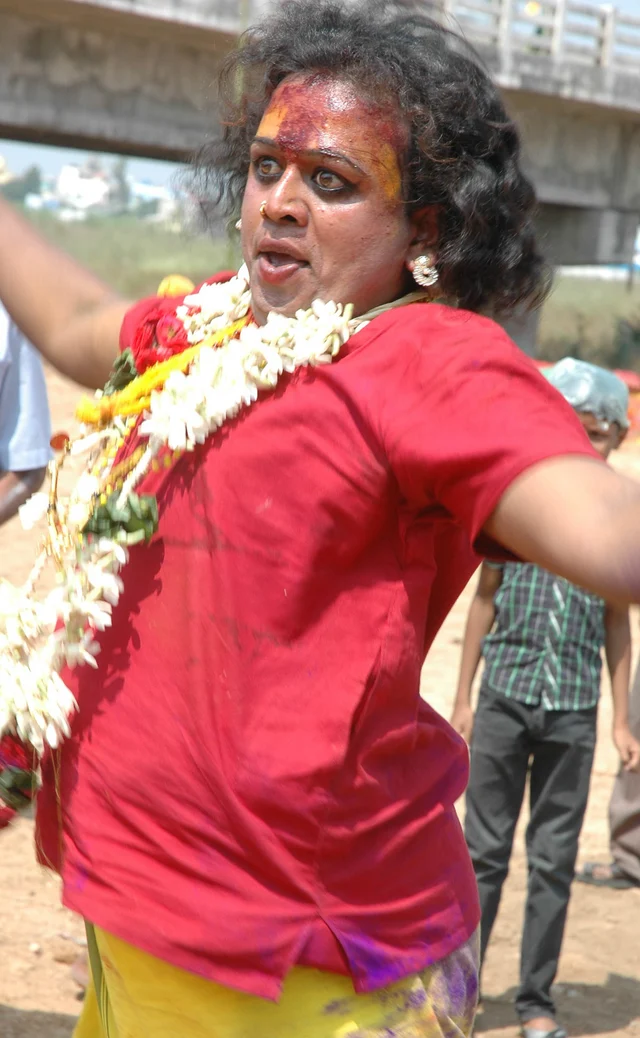 வேலூரில் மயானக் கொள்ளைத் திருவிழா கோலாகல கொண்டாட்டம்..!