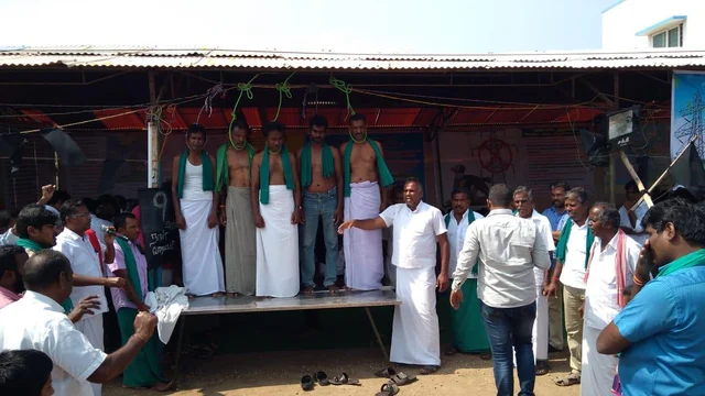 `போராட்ட மேடையில் தற்கொலை காட்சி’ - திருப்பூர் விவசாயிகளின் நூதனப் போராட்டம்