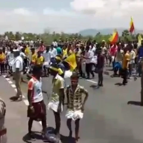 `மறியல்... தடியடி... கல்வீச்சு!' - கலவரபூமியான மேலூர் நான்குவழிச்சாலை