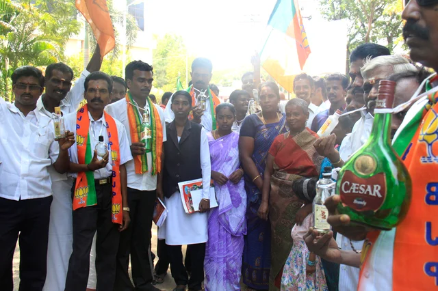 மதுக்கடைகளை அகற்ற வலியுறுத்தி காலி பாட்டில்களுடன் கலெக்டரிடம் மனு!