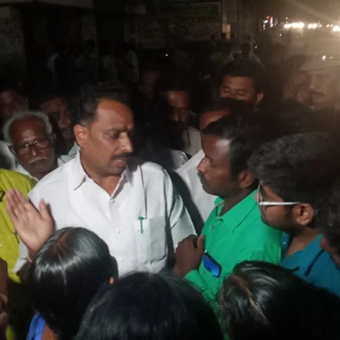 கோழிப்பண்ணையின் மின்சார வேலி தாக்கி ஒருவர் பலி -சாலை மறியல் செய்தவர்களை சமாதானப்படுத்திய அமைச்சர்