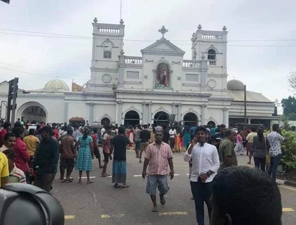அடுத்தடுத்து வெடிக்கும் குண்டுகள்... அமைதியைத் தொலைத்த இலங்கை - ஊரடங்கு உத்தரவு அமல்!