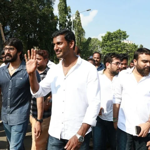 ``இவருக்கு இதெல்லாம் தேவையா" - விஷாலுக்கு வாசகர்கள் சொல்லும் அட்வைஸ்! #VikatanSuveyResult