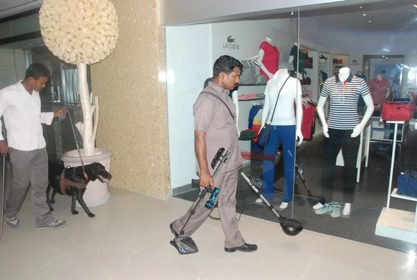 ஆவடி ரயில் நிலையம், எக்ஸ்பிரஸ் அவென்யூ உள்பட 4 இடங்களுக்கு வெடிகுண்டு மிரட்டல்! (படங்கள்)