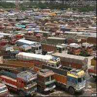 வேலை நிறுத்தம் எதிரொலி: புதுச்சேரிக்கு நாளை தமிழக லாரிகள் செல்லாது