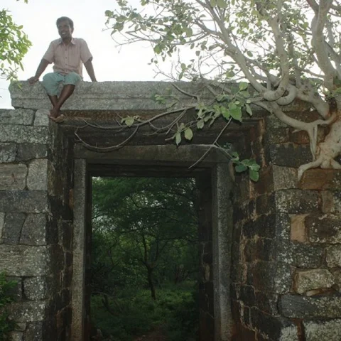 கடவூர் மலை கதவுக்கு இந்தப் பக்கம் திண்டுக்கல்; அந்தப் பக்கம் கரூர்! - செம த்ரில் ஸ்பாட்#MyVikatan