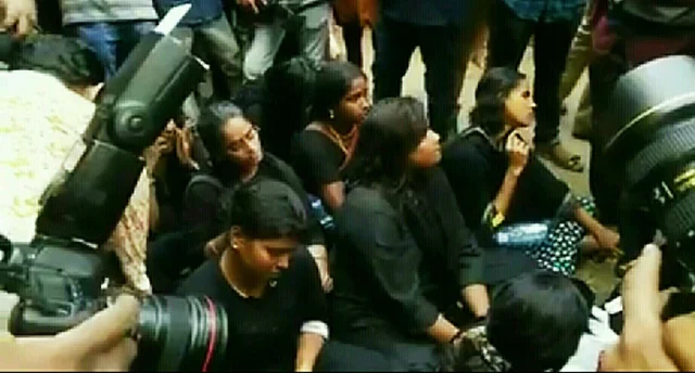 தீவிரமான போராட்டம் - சபரிமலை சென்ற தமிழக பெண்கள் சன்னிதானம் செல்லமுடியாமல் திரும்பினர்!
