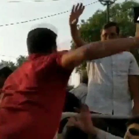 டெல்லி முதல்வர் கெஜ்ரிவாலை கன்னத்தில் அறைந்த நபர்! - வாகனப் பேரணியில் பரபரப்பு