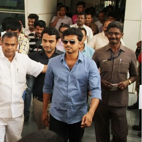 கேரளாவுக்கு ரசிகர்கள் மூலம் நிவாரண நிதி அனுப்பிய நடிகர் விஜய்!