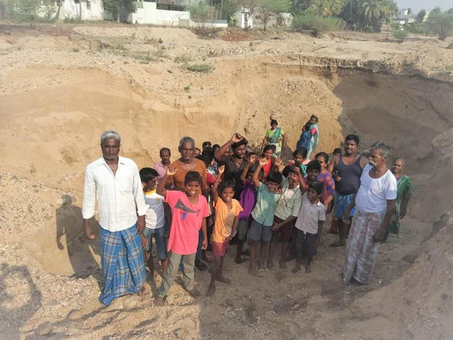‘மாமூல் கொடுத்துதான் மணல் கடத்துகிறோம்!’ -கிராம மக்களை வீடுபுகுந்து மிரட்டிய கும்பல்