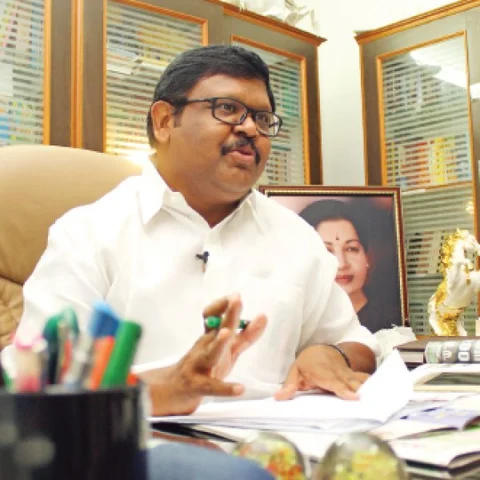 `வைகைச்செல்வன் எங்களை வஞ்சிக்கிறார்!’ - கொதிக்கும் அ.தி.மு.க பேச்சாளர்கள்